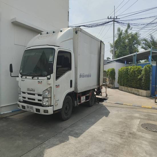 รถขนของพร้อมพนังงานยก